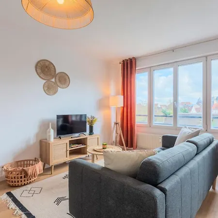 One Bedroom With Balcony, Center